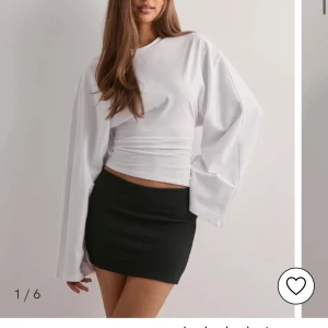 Low waist Svart minikjol från Nelly - HELT NYYY Enkel och stilren svart minikjol från Nelly. Kjolen har en tight passform och är tillverkad i ett mjukt stretchigt material som sitter snyggt på kroppen. Perfekt att matcha med en oversized tröja eller crop top för en trendig look. Ny pris. 299kr
