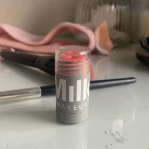 Milk blush  - Milk blush i färgen Perk, en krämig stick i korallrosa nyans. Lätt att blanda ut och väldigt fin på huden☺️