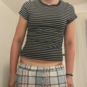 Svartvit randig croppad topp - Säljer en svart croppad topp med vita tunna ränder. Knappt använd, skriv för detaljer/bilder😇