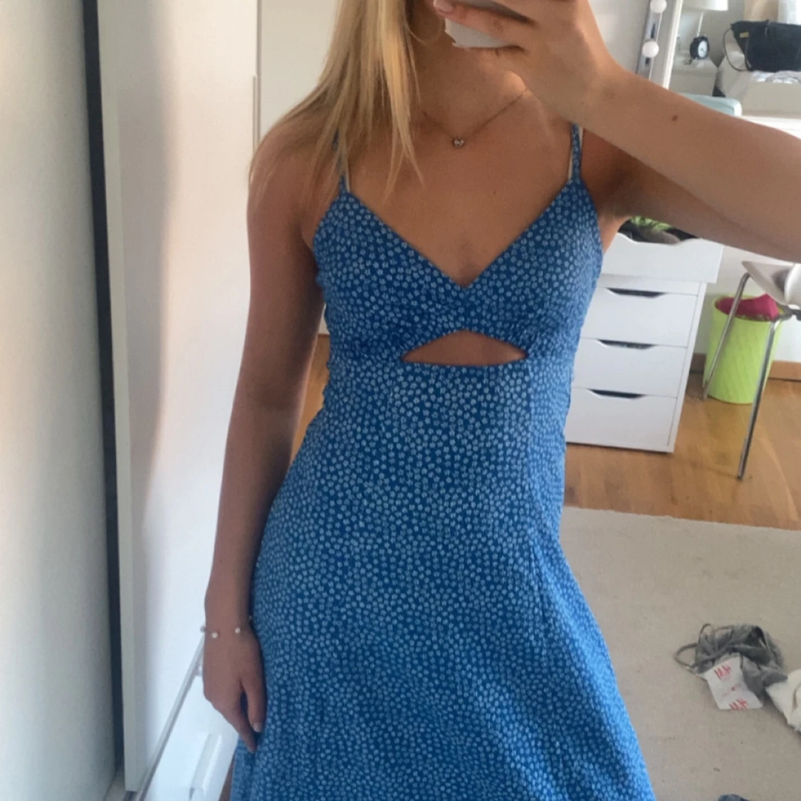 Blå blommig klänning med cut-out