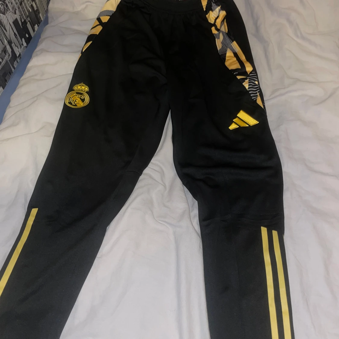 Real Madrid träningsbyxor Adidas svart/gul - 1