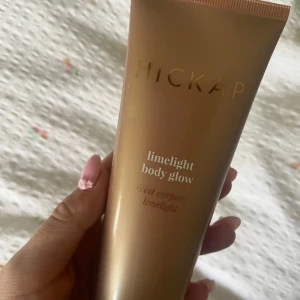 Hickap Limelight Body Glow highlighter - Hickap Limelight Body Glow är en lyxig, vegansk highlighter för kroppen med skimrande kopparguld-ton. Ger en snygg glow. Lätt gelkräm som smälter in i huden och passar alla hudtyper. Perfekt för att boosta lystern på sommaren. Endast testas en gång på handen 💞 säljer även hickaps tanning drops och bronze primer! Köp alla tre och få paketpris🫶🏼