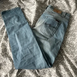 Nudie jeans - Tja! Säljer ett par ljusblå jeans från Nudie. Jeansen är i bra skick! De är i storlek W30 L32. Modellen är Lean Dean. Om du har några frågor tveka inte på att höra av dig! 