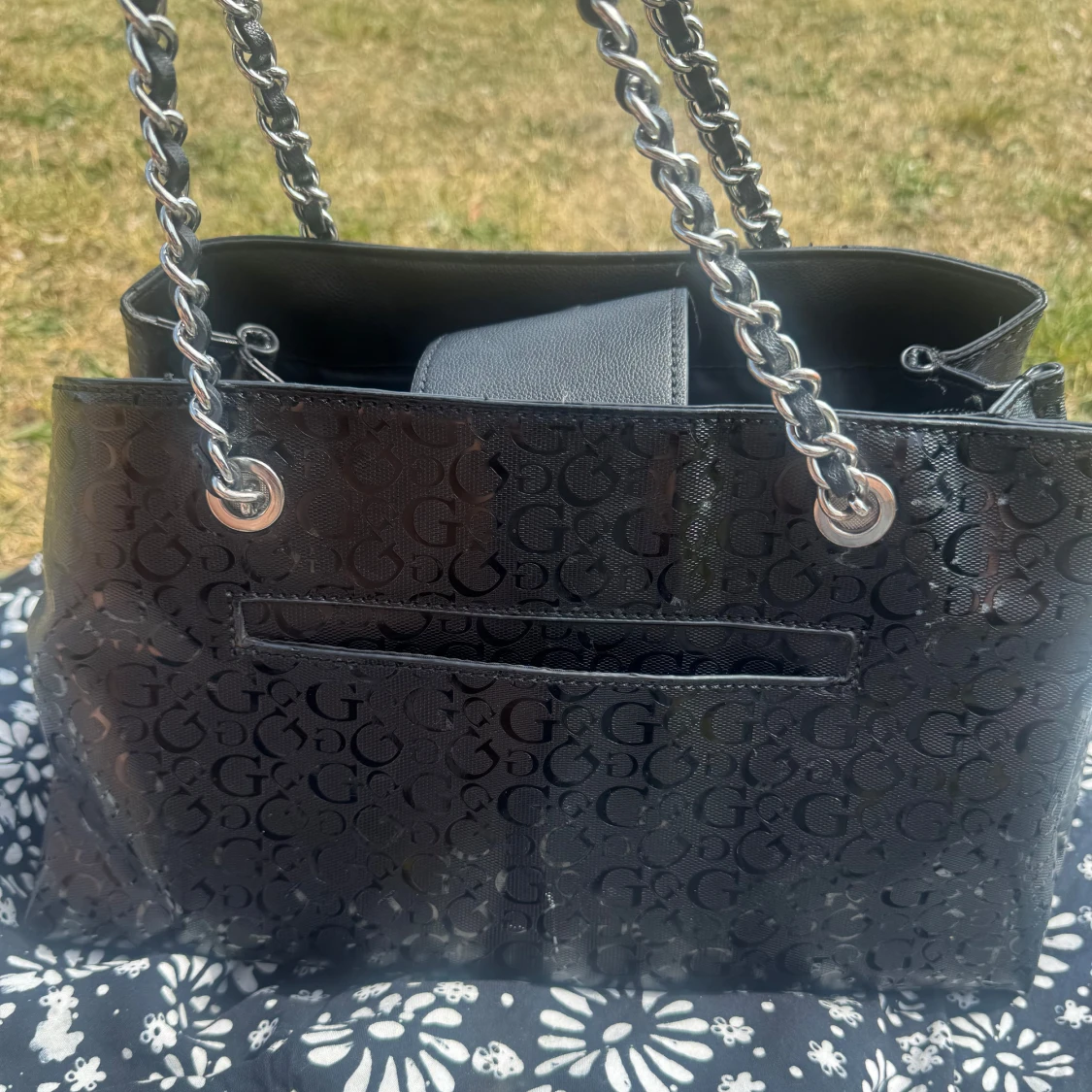 Svart axelväska från Guess med kedja - 1