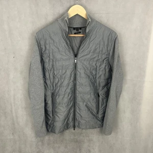 Massimodutti cardigan  - Riktigt soft dutti caridgan. Storlek M/S. Modellen är 185 och den är för liten. Riktigt fint skick