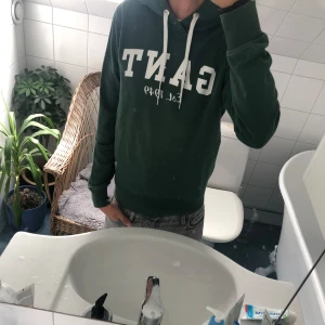 Gant Hoodie - Tja! Säljer en otroligt fet hoodie från Gant. Den har sjukt nice slimfit passform och är riktigt unik och snygg. Vid fundering hör av dig!