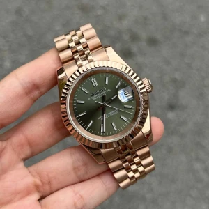 Seiko Mod - Datejust | NH35 Automatic - Unik custombyggd Seiko med elegant guldig finish och grön urtavla. Klockan är automatisk och har en design inspirerad av Datejust men med en egen karaktär. Helt ny - leverans i presentbox. Skriv gärna om du vill se fler modeller eller färgkombinationer. 