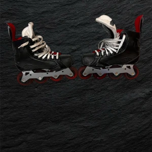 Bauer inlines storlek 37,5 svart/röd - Säljer ett par Bauer inlines i svart och rött med vita snören och röda hjul. Skorna har klassisk hockeylook med robust design och HI-LO chassi. Perfekta för hockeyspelare på sommaren. Storlek 37,5 (US 5, UK 4,5).