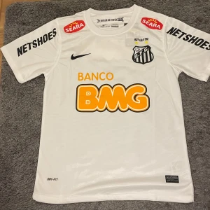 Neymar Santo t shirt M - Säljer en ny Neymar Santos t shirt i storlek M. Du har två dagar på dig att returnernera om den inte passar dig eller om du är missnöjd 👍. 