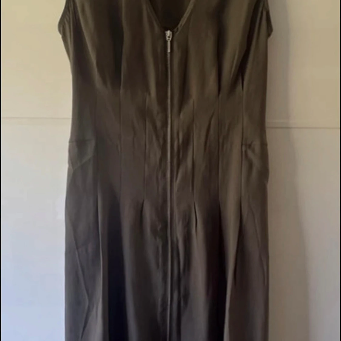 Ny. Olivgrön ärmlös klänning med dragkedja - 1
