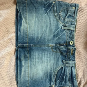 Lågmidjad jeanskjol - Lågmidjad vintage jeanskjol i bra skick och kvalité! Används inte lika ofta längre, midjemåttet ligger på ca 40 cm rakt över (passar kanske xs-m ungefär) 💓💓 går gärna ner i pris om du är på en snabb affär💕