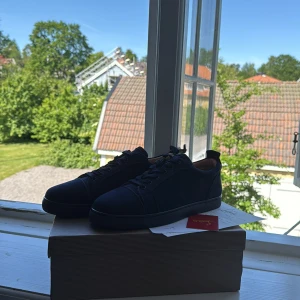 Christian Louboutin Skor (Storlek 44) - Snygga mörkblå sneakers från Christian Louboutin i mocka med ton-i-ton snörning och diskret broderad logga på hälen. Skorna har rund tå, platt sula och stilren design som passar perfekt till jeans eller chinos. Om ni har några funderingar eller frågor så är det bara att höra av er👍🏻