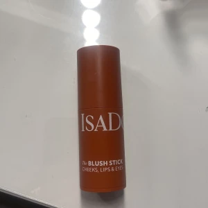 Isadora Blush Stick i varm terrakotta - Krämig blush stick från Isadora i en snygg varm terrakotta-nyans. Säljer de pågrund av att jag köpte i fel färg. Använt 1-2 gånger. 💗