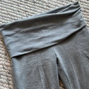 Grå yoga pants  - Mysiga grå yoga pants med låg midja och stretchigt material. Perfekta för chill eller träning, sitter skönt och följer kroppen. Klassisk modell utan synliga detaljer eller fickor.