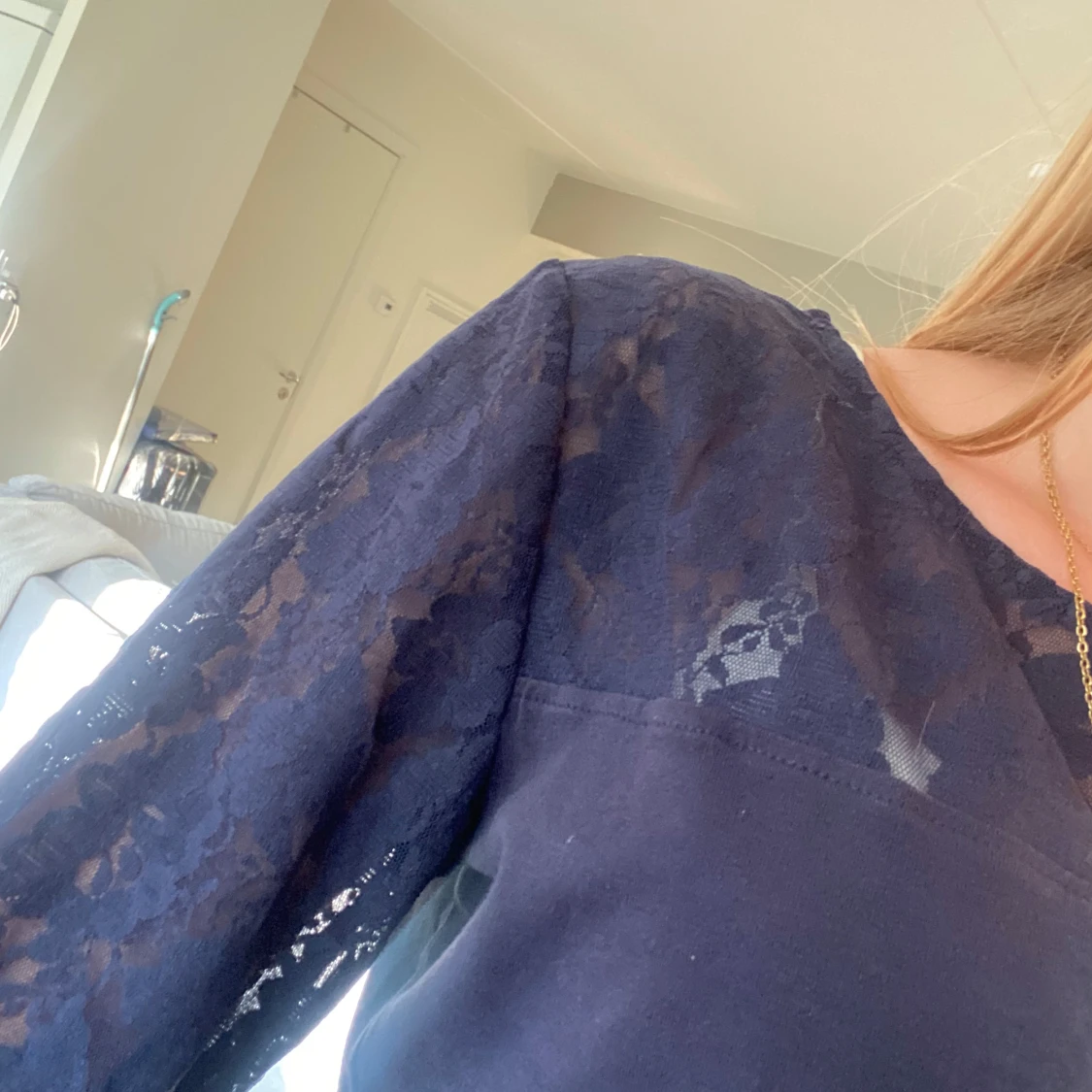 Mörkblå topp med spetsärmar - 1