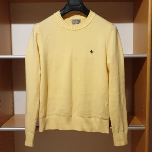 Gul stickad tröja från Morris XS - Snygg ljusgul stickad bomullströja från Morris i storlek XS. Tröjan har rund halsringning och ribbade muddar. 