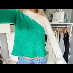 Grön och vit stickad tröja - As cool tröja från & Other Stories!! Storlek XS