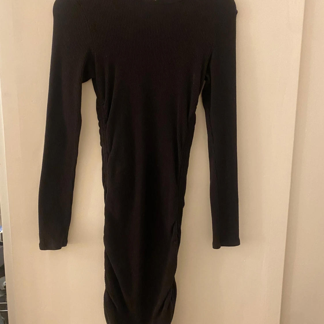 Svart ribbad långärmad klänning H&M