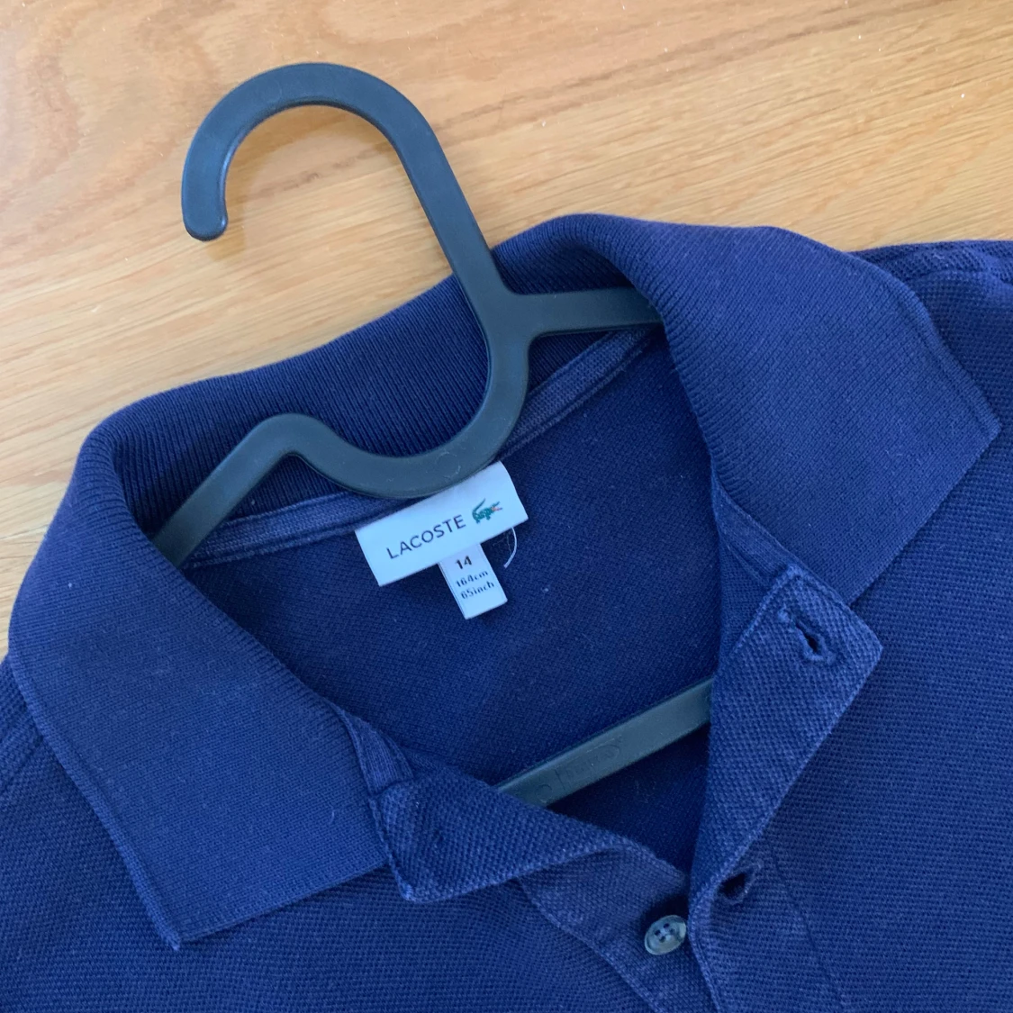 Marinblå pikétröja från Lacoste - 1