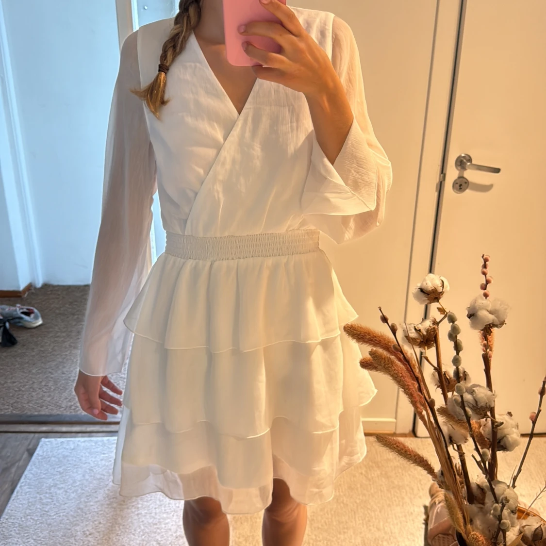 Vit omlottklänning med volanger - 1