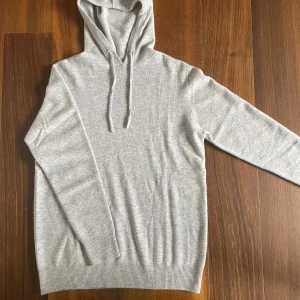 Merino Hoodie - Snygg hoodie gjort av 100% merino ull och har inga defekter! Hoodien är endast testad och är i storlek M, . Hör av dig vid intresse!