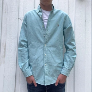 Turkos Ralph Lauren skjorta- Stl S, Slim fit - Turkos Ralph lauren skjorta | S | Skick: 9,5/10 | modellen är 180cm | frakten sker på köparens bekostnad via Instabox eller PostNord! | Hör av dig vid frågor eller funderingar!  //highendsales