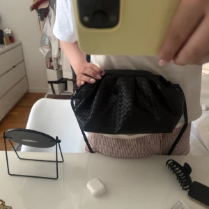 Svart axelväska i flätat skinn - Säljer denna skit snygga svarta flätade väskan pga har två. Aldrig använd, köpt här på plick så vet ej märket.