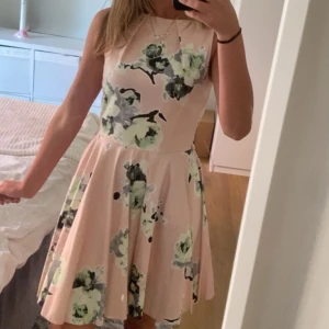 Klänning - Superfin klänning!! Märket är Closet London och den är endast använd en gång💞