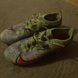 Nike mercurial vapor elite - Nike skor jag köpt här, avklippta snören då personen föredrog kortare. Inga som helst problem med skorna går att använda utan problem, däremot rätt använda därav priset.