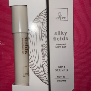 Miqura Silky Fields balm pen - Miqura Silky Fields scented balm pen med doft av soft & ambery. Pennen är beige och smidig att ta med i väskan. Perfekt för att återfukta läpparna med en fräsch och mjuk känsla. Enkel att applicera tack vare pennformen.