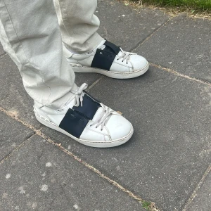 Valentino open - Liten skada på insidan men annars i gott skick valentino kort ingår