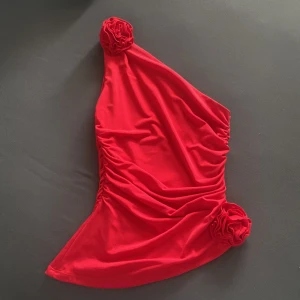 Röd oneshoulder topp från BikBok - Säljer en röd oneshoulder topp från BikBok storlek S. Den är använd en gång💞