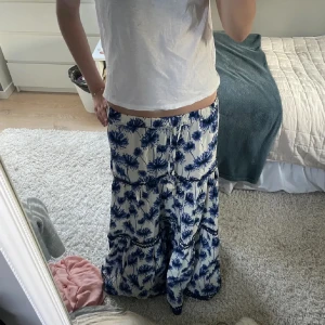 Sommarkjol - Sååååååå fin kjol från zara! Säljs inte längre och är väldogt eftertraktad! Därav pris..🌸🌸