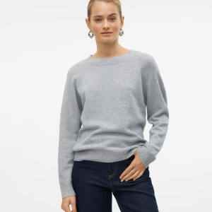 Ljusgrå stickad tröja - Supermjuk ljusgrå stickad tröja från Vera Moda. Klassisk rund halsringning, ribbade muddar och lång ärm.
