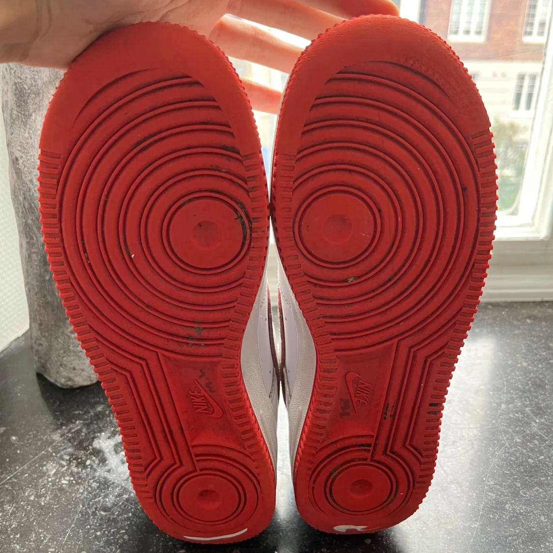 Nike Air Force 1 vita med röd sula - 2