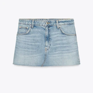 Lågmidjad jeanskjol Zara - Jättesnygg ljusblå lågmidjad jeanskjol från Zara. Prislapp kvar! Slutsåld på hemsidan.💞💞