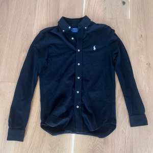 Polo Ralph lauren skjorta - Hej, säljer en skjorta från Ralph lauren då den ej kommer till användning. Skick 10/10, Dm vid mer info!