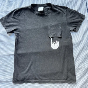 T-shirt Ripndip - En t-shirt från Ripndip, i storleken M men sitter som en liten S!
