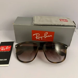 Rayban boyfriend - Säljer ett par Rayban boyfriend i storlek 60. Brillorna är i bra skick förutom små omärkbara repor. Skriv vid funderingar!☀️