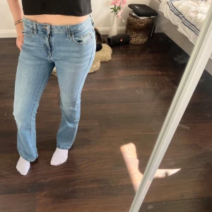 Ljusblå bootcut jeans Bailey - Säljer ett par ljusblå jeans från Bailey med bootcut-modell. Jeansen har normal passform.