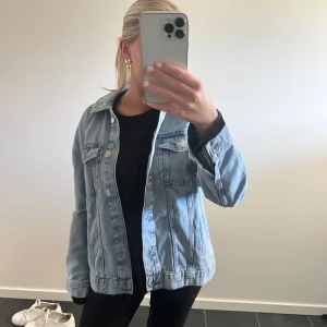 Ljusblå jeansjacka - Snygg jeansjacka endast använd 1 gång💕💕pris går att diskutera!