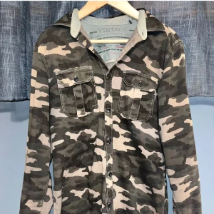 Camoflage Overshirt - En camoflage overshirt ifrån Jack & Jones i grön/brun färg, det finns fåtal exemplar utav den här overshirten vilket gör den sjukt unik, storlek M (sitter som M eller stor S), inga defekter eller liknande, skriv vid frågor! Perfekt till tidig sommar/höst!