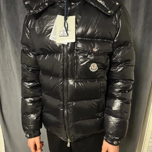 Moncler Jacka - Knappt använd Moncler jacka Stl 3 (L) äkta, fodral mm. Finns kvar!  Säljer för att den är för liten.  Kom med bud!!!!