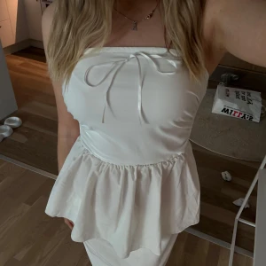 Volangtopp med rosett - Supersöt topp med en rosett, aldrig använd🩷