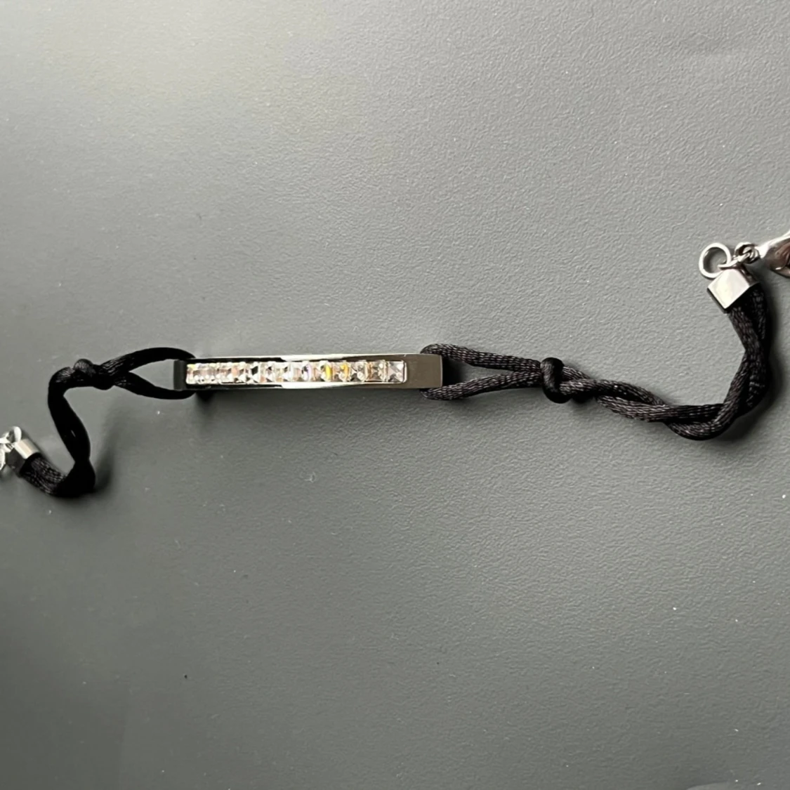 Svart armband med silverfärgad detalj och glittriga stenar - 2