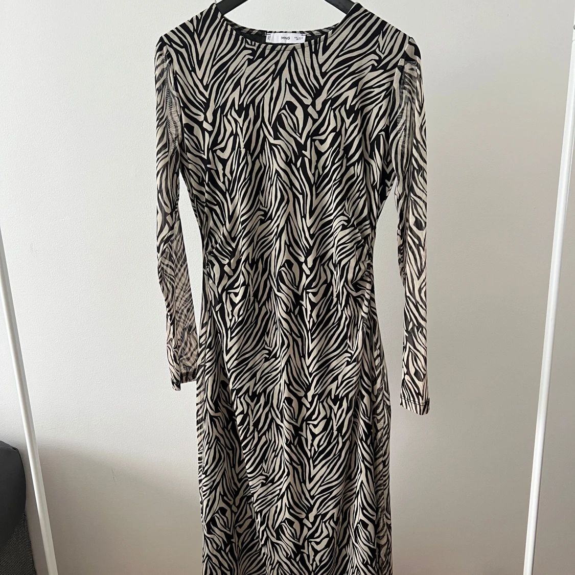 Zebramönstrad långärmad klänning från Mango