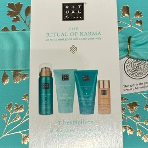 Rituals The Ritual of Karma presentbox- Ny!  - Lyxig presentbox från Rituals med serien The Ritual of Karma. Innehåller foaming shower gel, body lotion, mild body scrub och body oil. Produkterna kommer i turkosa förpackningar med guldiga detaljer och doftar fräscht och somrigt. Förpackningen är oöppnad och följdaktligen oanvänd. 