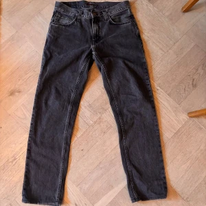 Nudie jeans  - Säljer dessa snygga Nudie jeans i model Gritty Jackson, storlek w30/l34. Nypris:1600 kr. Jeansen knappt använda och finns inga defekter! Skriv gärna vid eventuella frågor! 