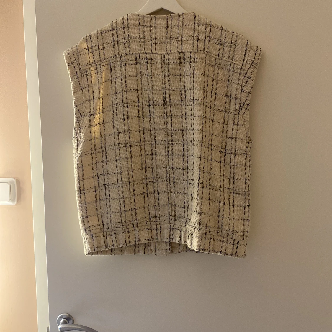 Vit rutig väst med knappar från Lindex - 2
