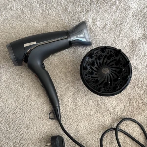 Ghd Aura Air fön - Ghd Aura Air 1.0 med diffuser.                          Nypris 2000kr.                                                Hårfönen ghd Aura Air Hair Dryer kommer med den helt nya Laminair-teknologin som ger en konstant luftström på mer än 65% koncentrerad luft i jämförelse med andra hårfönar. GHD Aura Air Hair Dryer har även en ny borstlös motor som är 60% tystare än traditionella hårfönar. 